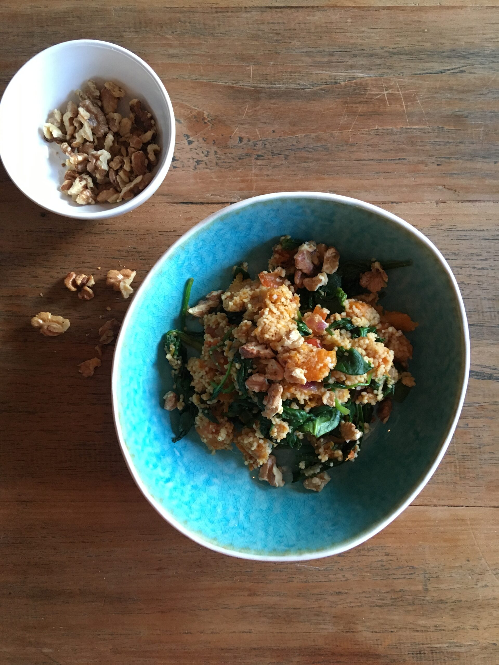Bloemkoolcouscous met pompoen, spinazie en kruidige yoghurt