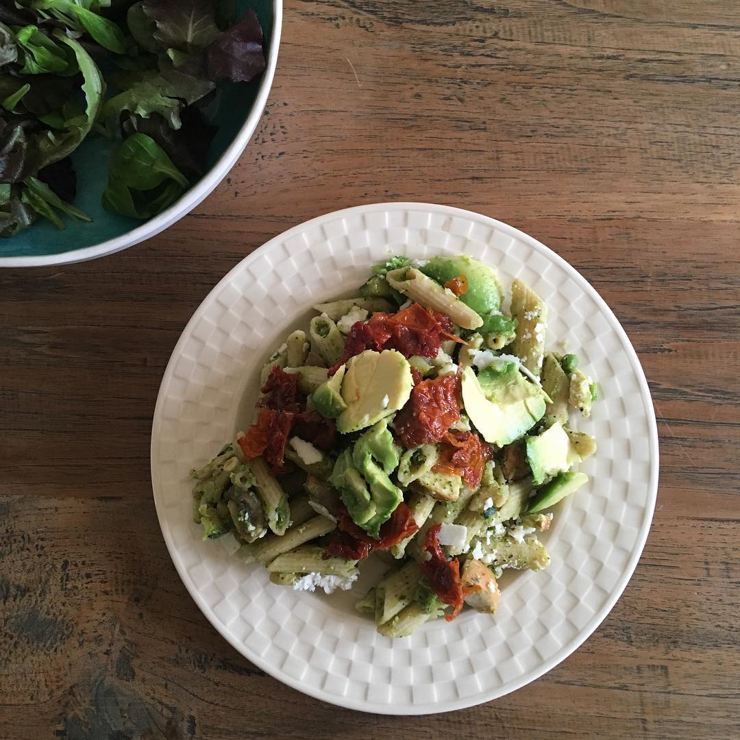 Groene pasta met gerookte kip