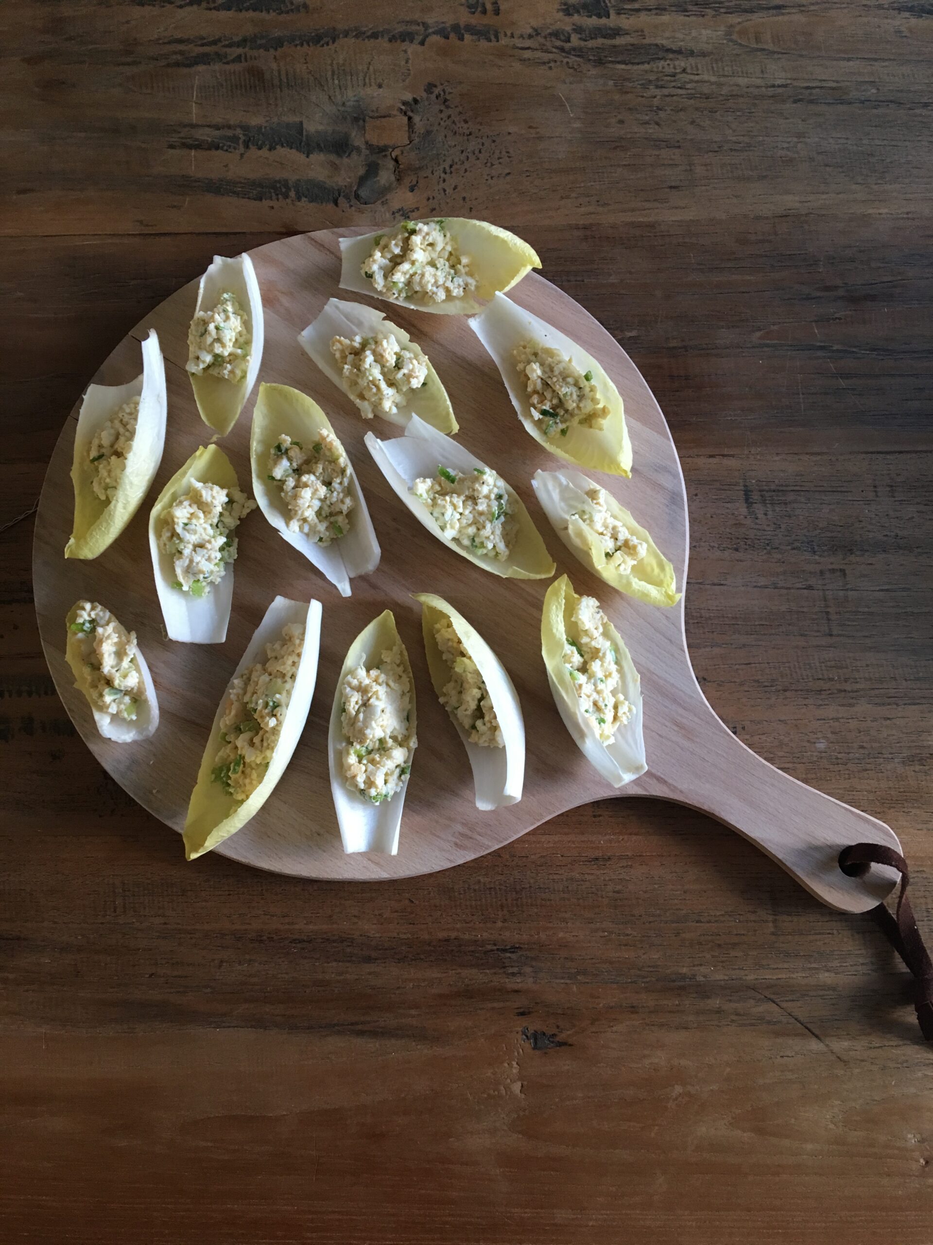 Witlofblaadjes met zelfgemaakte eiersalade