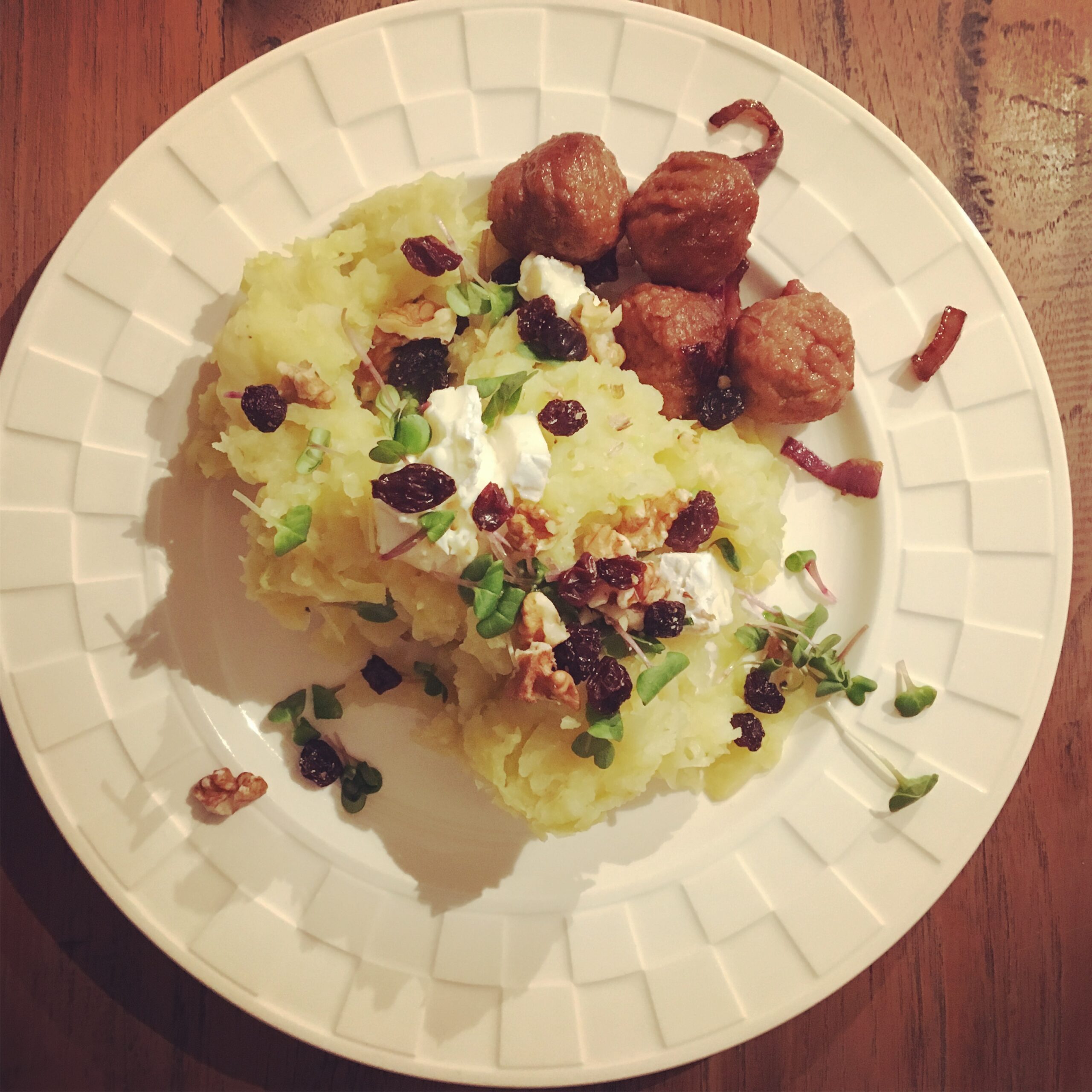 Spitskoolstamppot met brie, walnoot en vegetarische balletjes