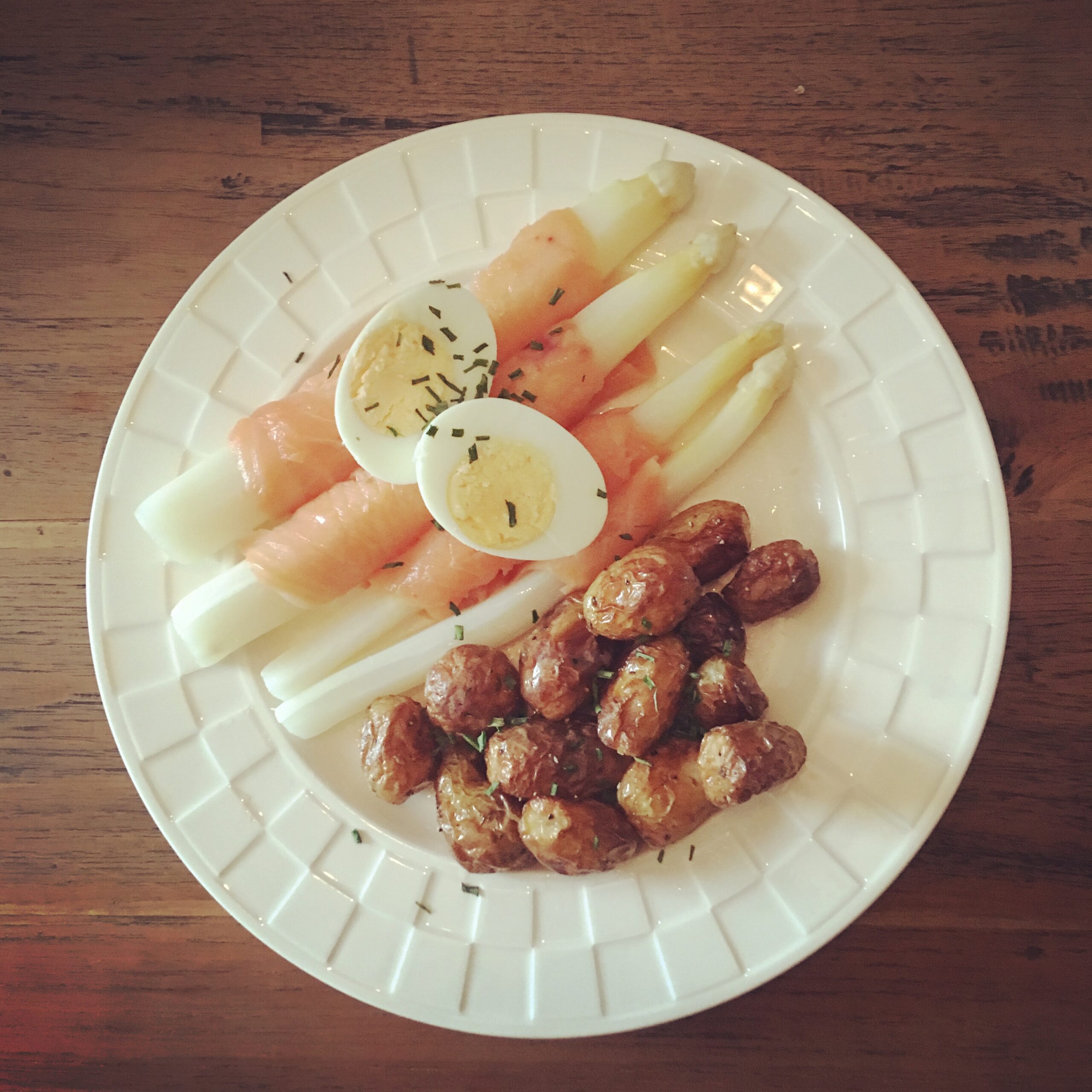Asperges met gerookte zalm, ei en krieltjes