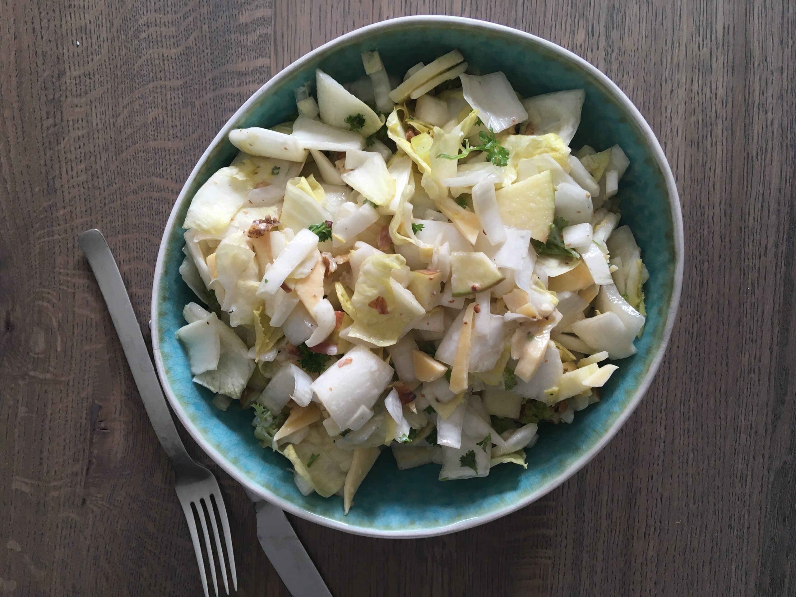 Witlofsalade met appel, oude kaas en walnoten