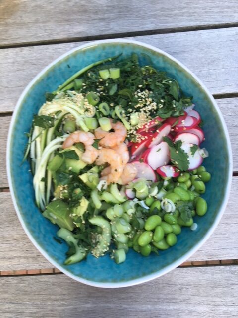 Zomerse bowl met garnalen