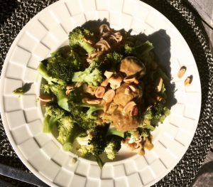 snelle vegetarische curry met balletjes en broccoli